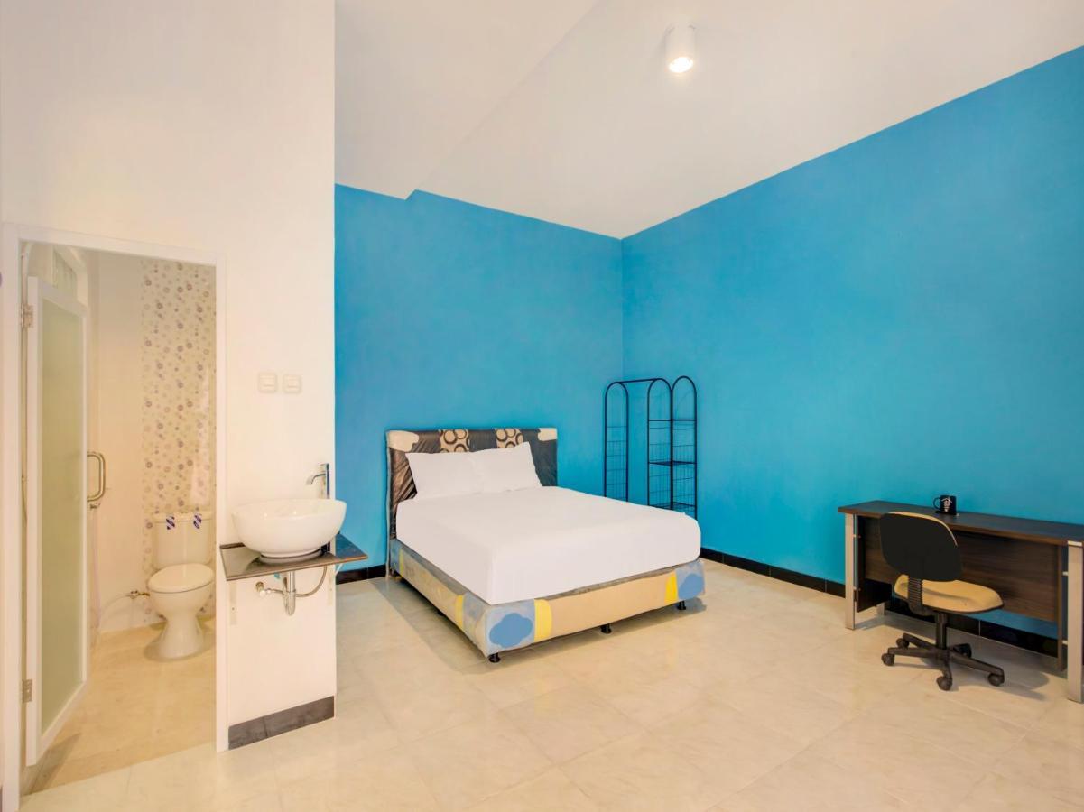 Oyo Life 3987 Kost Aditya Surabaya Exterior foto