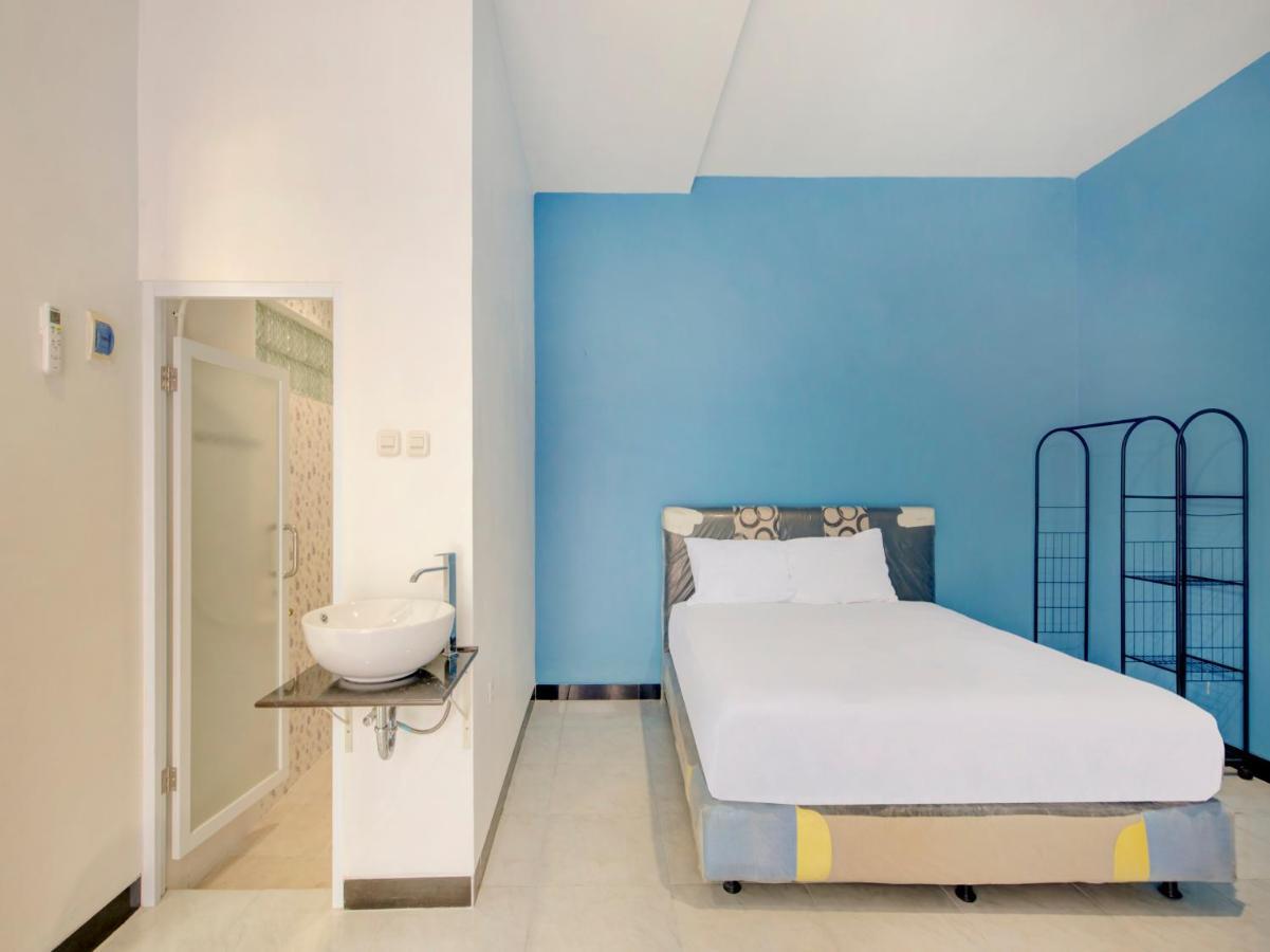 Oyo Life 3987 Kost Aditya Surabaya Exterior foto