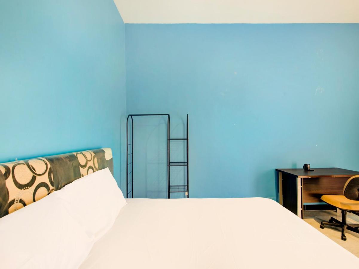 Oyo Life 3987 Kost Aditya Surabaya Exterior foto